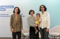 Garbiñe Pedro e Inhar Agirrezabal (Ari Arkitektura) recogen el premio ante la mirada de su hija