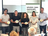 Los ganadores de este año recogiendo el premio