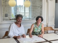 Lurdes Ubetagoyena (Aubixa Fundazioa) y Joana Otxoa-Errarte (COAVN Gipuzkoa) firmando el convenio