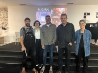 Juana Otxoa-Errarte, Unai Sarasola y Javier Pi (COAVN Gipuzkoa), flanqueados por Carlos Arruti y Anabel Varona de Maushaus