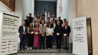 Los representantes de los proyectos premiados con los trofeos